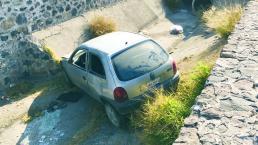 Automovilista termina viaje en un dren, en Corregidora