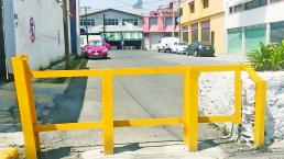 Vecinos de Valle Don Camilo cierran calles por delincuencia, en Toluca