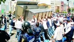 Desalojo termina en fuerte riña en la Benito Juárez