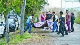 Tiran cadáver encobijado en canal de aguas negras en Ecatepec