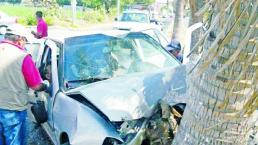 Choca contra palmera por ir “zigzagueando”, en municipio de Ayala