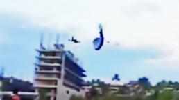 VIDEO: Escalofriante choque de paracaidistas en Puerto Escondido