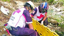 Motociclistas pierden el control y caen al río, en Tenancingo