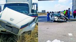 Automovilista se topa de frente con tráiler, en Acambay