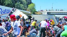 Vecinos saquean comida de camión volcado en San Juan del Río