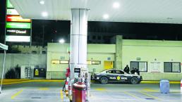 Encañonan y asaltan a despachadora de gasolina, en Querétaro