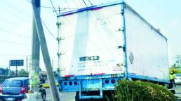 Camionero derriba poste de luz al quedarse sin frenos, en Toluca