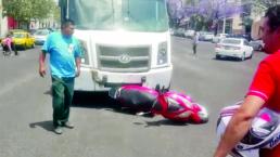 Unidad de transporte público arrolla a motociclista; sólo le ocasionó lesiones 