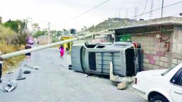 Adolescente vuelca en automóvil robado, en Toluca
