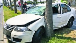 Automóvil impacta contra una palmera, en Querétaro 