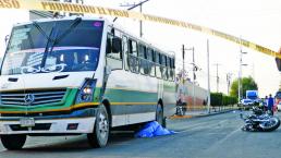 Se cae de la moto y pierde la vida tras ser arrollada por autobús en Querétaro 