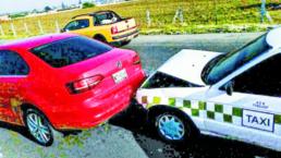 Taxista impacta a auto particular sobre retorno, en Toluca