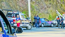 Encontronazo entre camioneta y auto compacto deja dos muertos, en Tenancingo