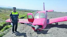 Avioneta realiza aterrizaje forzoso sobre terreno de cultivo, en Toluca