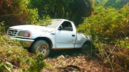 Camioneta con familia cae a un desfiladero, en Zacualpan
