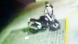 Cámaras captan robo de motocicleta en Cuernavaca 