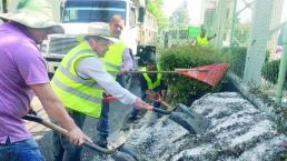 Trabajadores aún remueven hielo de la pasada granizada, en Toluca