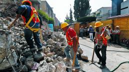 Demoledores pachanguean en el día de La Santa Cruz, en Paseos de Taxqueña 