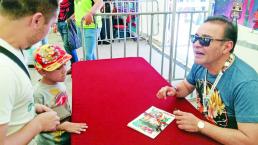 Mario Castañeda hace un kamehameha con sus fans, en Querétaro 