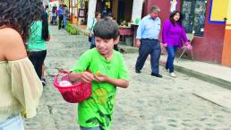 Niño de 10 años mantiene a su abuelita en Tepoztlán