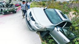 Descuido lleva a joven a zanja sobre Paseo de la República, en Querétaro