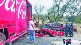 Vuelca camión repartidor de refresco en Huimilpan, Querétaro
