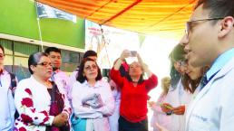 Alumnos de medicina de la UAEM dan chequeo gratis a abuelos, en Toluca