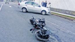 Taxi arrolla a motociclista, en Toluca