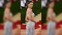 Kendall Jenner posa en tanga y sin sostén dentro del baño