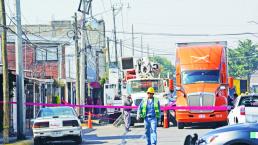 Trailero los dejó sin luz en la colonia Científicos de Toluca 