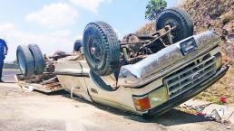 Camioneta cae al vació con niño adentro, en Corregidora