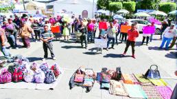 Ambulantes protestan por el retiro de su negocio de las calles, en Toluca