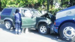 Camioneta choca con tráiler de cerdos, en Edomex