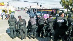 Vecinos retienen y agreden a ladrones y a policía, en Toluca