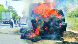 Tráiler cargado de avena se incendió en Ixtlahuaca; provocó caos vial 