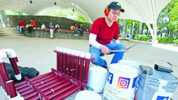 Chavo toca la batería al ritmo de cubetas y tubos, en Toluca