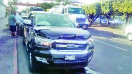 Camioneta recién salida de agencia provocó carambola, en Cuernavaca