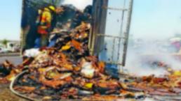 Camión de cartón se incendia y causa caos vial, en Querétaro