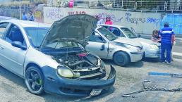Conductor borracho choca su coche con otros estacionados, en El Marqués
