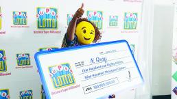 Acude con máscara de emoji a recoger jugoso premio, en Jamaica