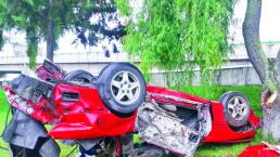 Automovilista muere aplastado por coche de lujo, en Toluca