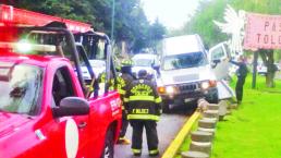 Camioneta de lujo se estrella en glorieta, en Toluca
