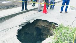 Socavón causa terror entre vecinos y estudiantes, en Querétaro