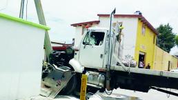 Camión de carga choca contra ambulancia, en Zinacantepec