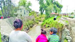 Fuertes lluvias destruyen puente, en San Andrés Cuexcontitlán