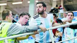 Entrenador de Argentina es atacado por hinchas