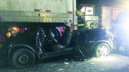 Se impacta contra tráiler y queda como acordeón, en la México-Querétaro 