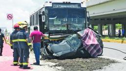 Conductora muere prensada en un choque, en Juriquilla