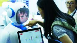 Robots combaten la soledad de abuelitos, en China 