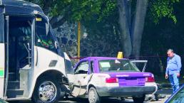 Autobús embiste a taxi en movimiento, en Cuernavaca